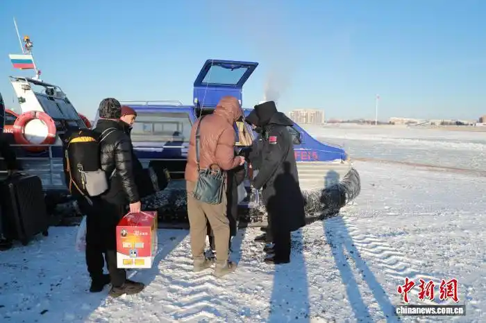 На погранпереход Хэйхэ прибыла первая группа китайских туристов, собирающихся въехать в Россию по безвизу