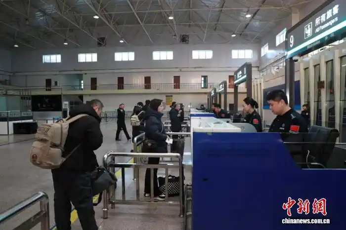 На погранпереход Хэйхэ прибыла первая группа китайских туристов, собирающихся въехать в Россию по безвизу