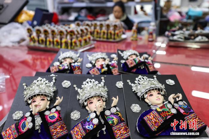 В Гуйчжоу полным ходом идет работа над заказами на изящных танских кукол