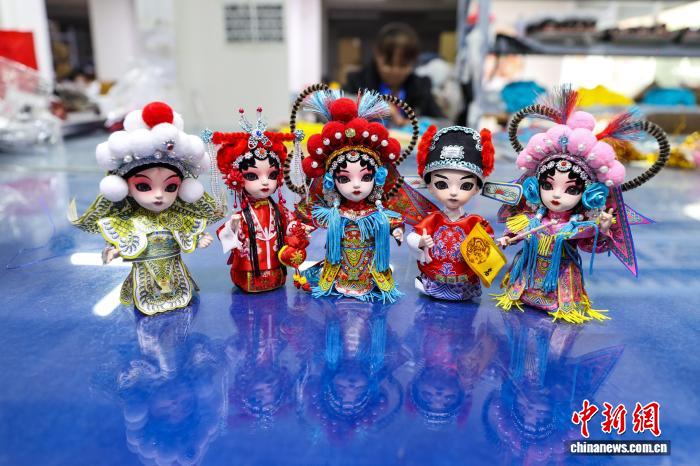 В Гуйчжоу полным ходом идет работа над заказами на изящных танских кукол