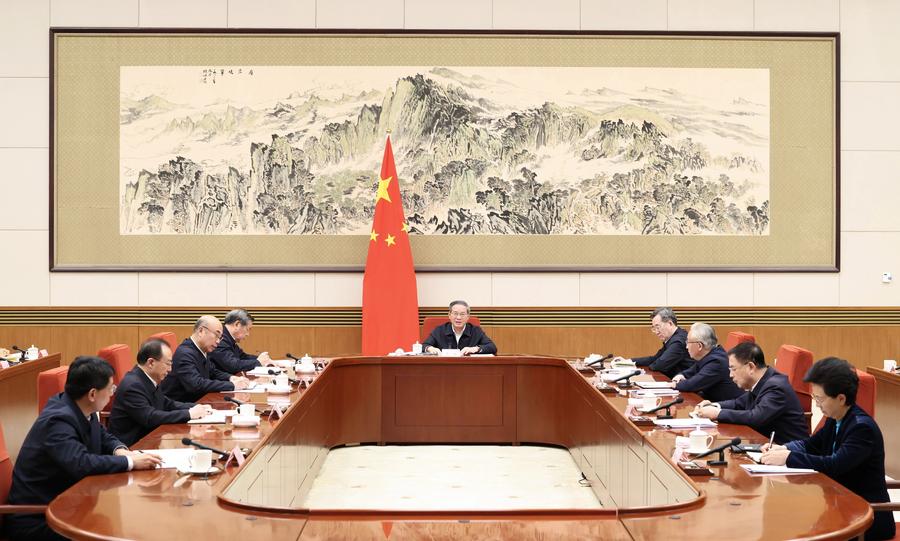 3 декабря, Пекин. Премьер Госсовета КНР Ли Цян председательствует на 17-й тематической учебе Госсовета на тему "Углубленное продвижение ориентированной на людей урбанизации нового типа, активное построение новой модели интегрированного развития города и села". /Фото: Синьхуа/