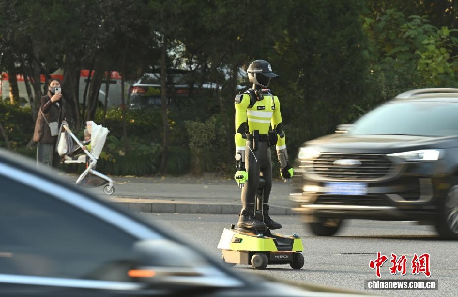 Робот-регулировщик «заступил на службу» в Ханчжоу