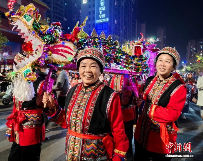 Автономный уезд в Хунани отпраздновал 70-летие парадом драконов и львов