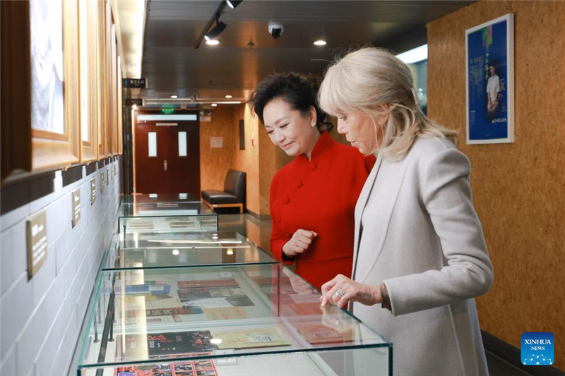 Пэн Лиюань и Брижит Макрон посетили Пекинский народный художественный театр