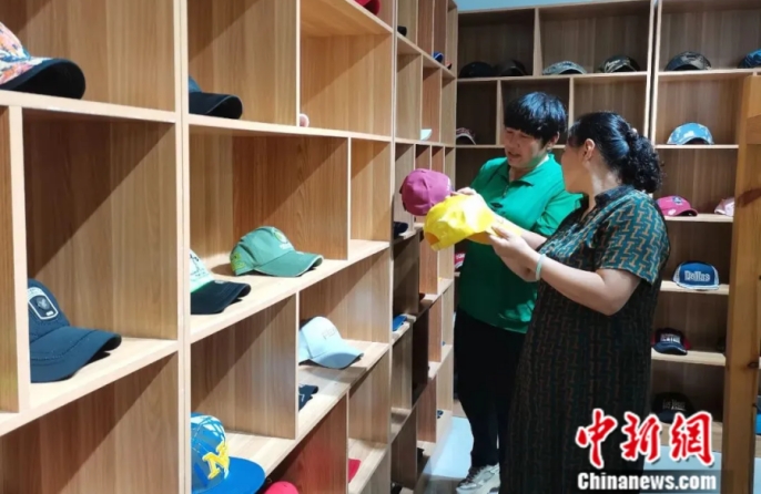 Каждая третья кепка в мире произведена в китайском поселке Лигэчжуан