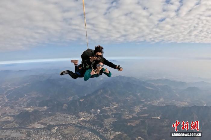 Парашютные прыжки в авиационном городке Цзяньдэ бьют рекорды популярности