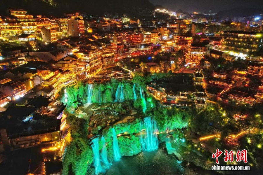 Китайский «поселок на водопаде» в Хунани привлекает иностранных туристов