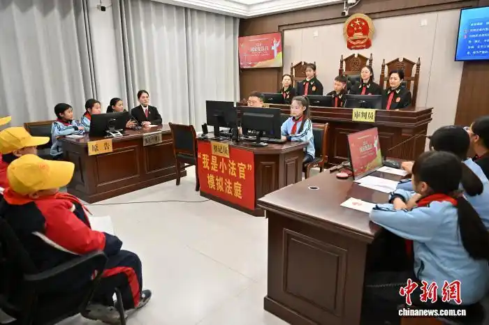 В Хэнани школьники приняли участие в учебном судебном заседании ко Дню Конституции КНР