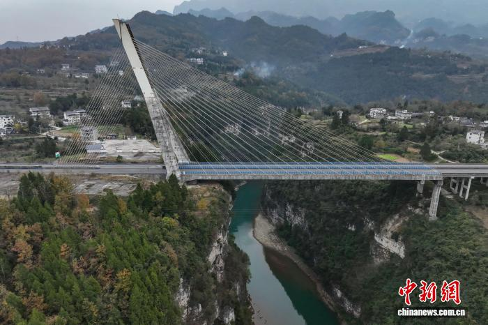 Фото моста через реку Фужун в Гуйчжоу с высоты птичьего полета