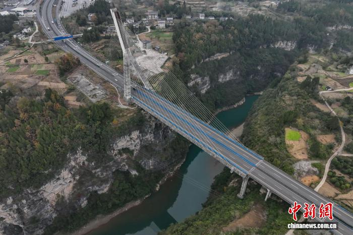 Фото моста через реку Фужун в Гуйчжоу с высоты птичьего полета