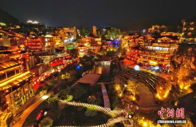 Китайский «поселок на водопаде» в Хунани привлекает иностранных туристов