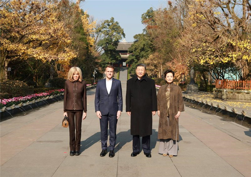 Си Цзиньпин и Э. Макрон провели дружеские обмены в городе Чэнду