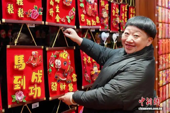 В преддверии Года Лошади в Китае растет спрос на новогодние товары