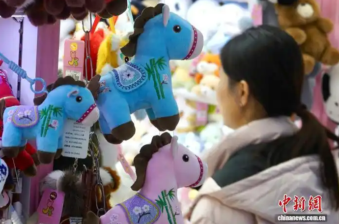 В преддверии Года Лошади в Китае растет спрос на новогодние товары