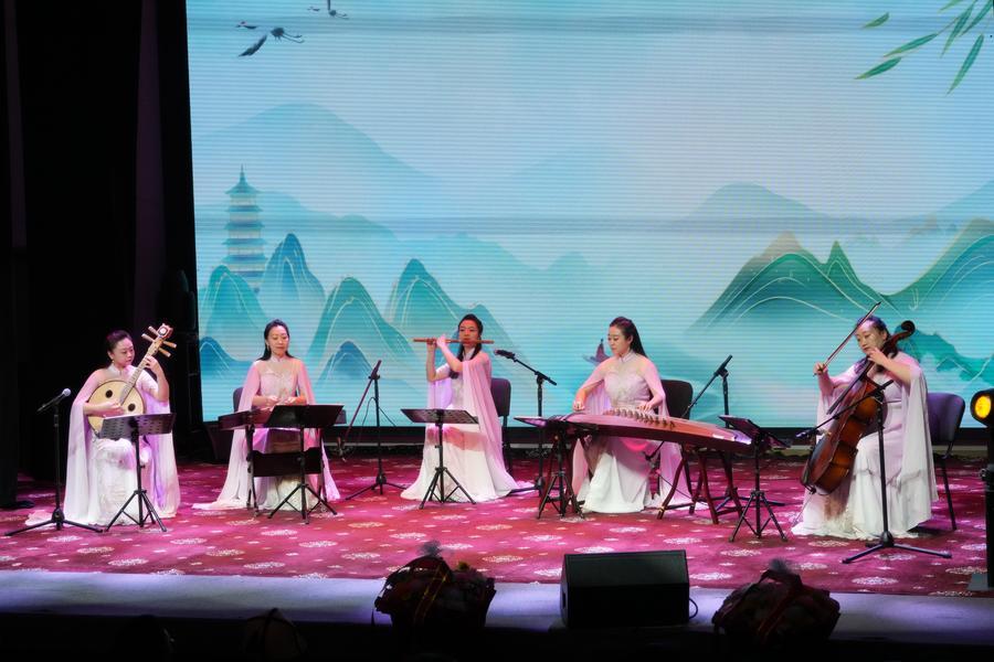 В Бишкеке прозвучали "мелодии Поднебесной"