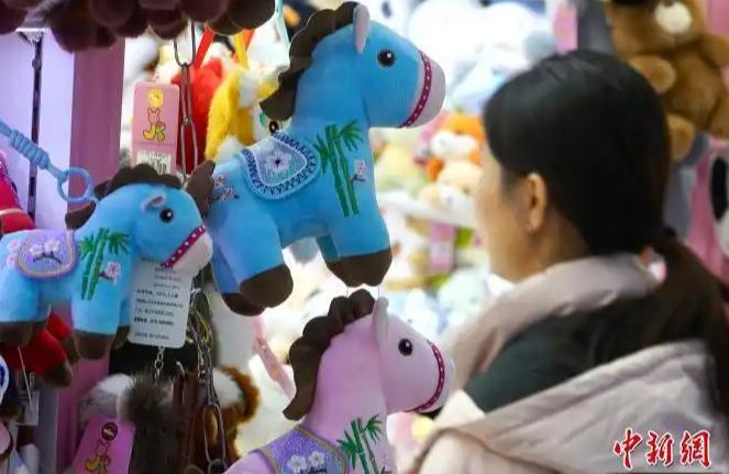 В преддверии Года Лошади в Китае растет спрос на новогодние товары