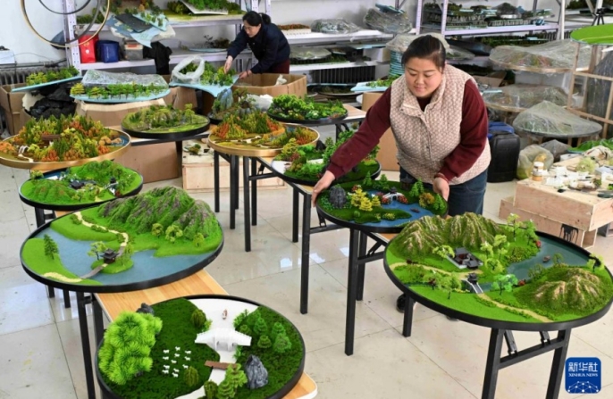 Маленькая деревня в Хэбэе возрождает село через производство макетов