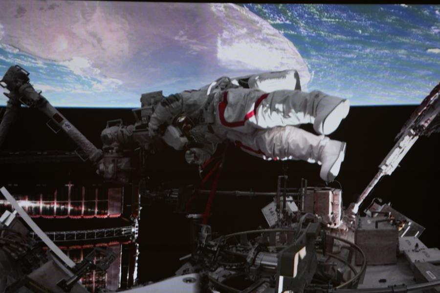 Члены экипажа корабля "Шэньчжоу-21" завершили первый выход в открытый космос