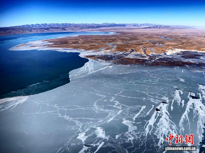 Ледяные узоры зимнего озера Цинхай с высоты птичьего полета