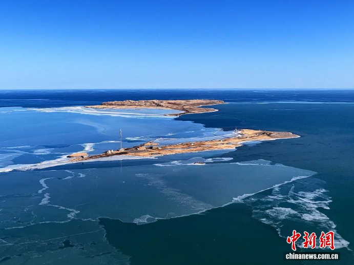 Ледяные узоры зимнего озера Цинхай с высоты птичьего полета