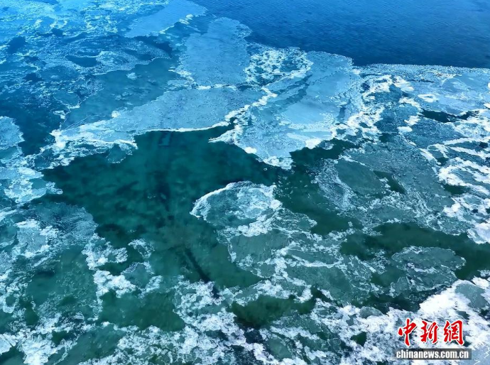 Ледяные узоры зимнего озера Цинхай с высоты птичьего полета