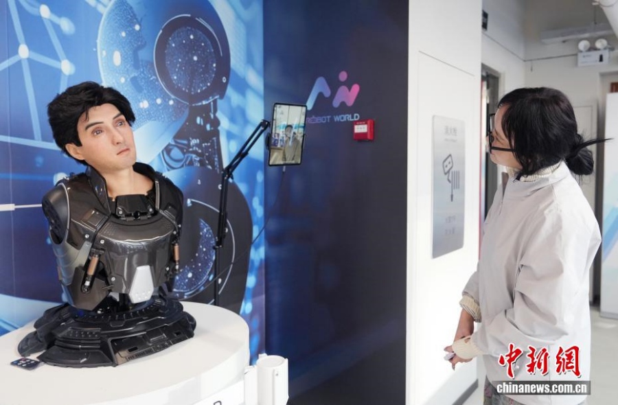 Захватывающее путешествие в мир роботов: в Чэнду открылся первый в Китае «гипермаркет воплощенного ИИ»