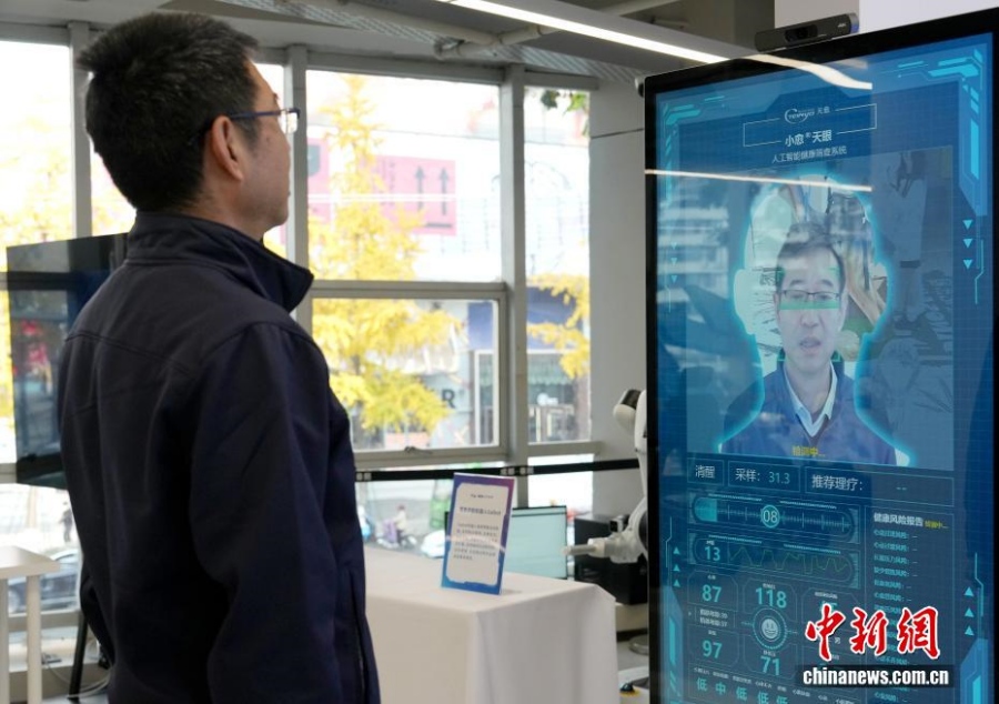 Захватывающее путешествие в мир роботов: в Чэнду открылся первый в Китае «гипермаркет воплощенного ИИ»