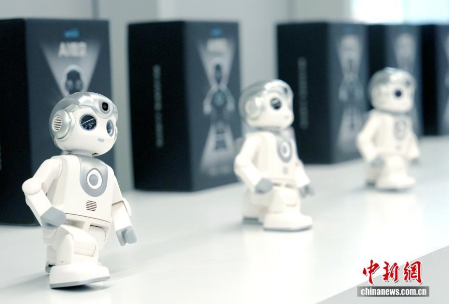 Захватывающее путешествие в мир роботов: в Чэнду открылся первый в Китае «гипермаркет воплощенного ИИ»