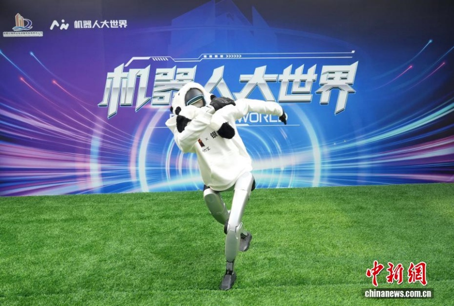 Захватывающее путешествие в мир роботов: в Чэнду открылся первый в Китае «гипермаркет воплощенного ИИ»