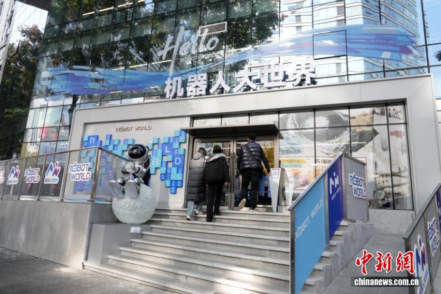 Захватывающее путешествие в мир роботов: в Чэнду открылся первый в Китае «гипермаркет воплощенного ИИ»