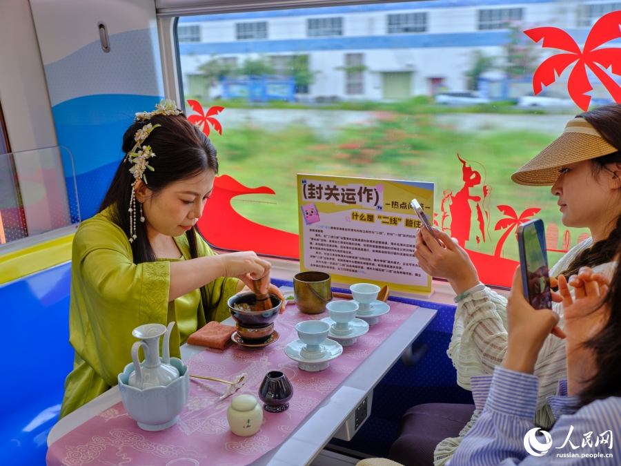 Тематические туристические поезда «Саньлэ» в Санья отмечают год успешной работы