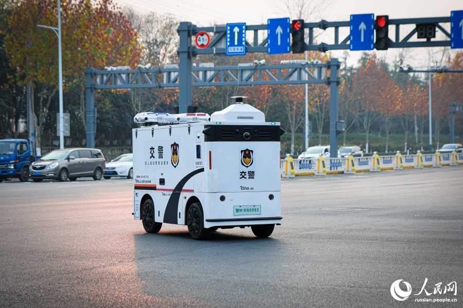 В городе Хэфэй начал работу беспилотный полицейский патрульный автомобиль