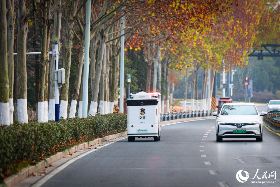 В городе Хэфэй начал работу беспилотный полицейский патрульный автомобиль