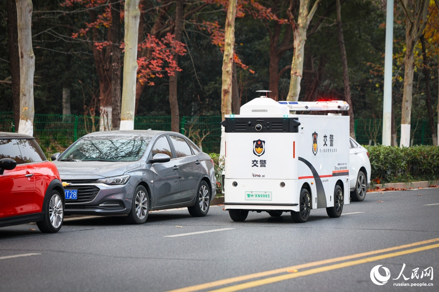В городе Хэфэй начал работу беспилотный полицейский патрульный автомобиль