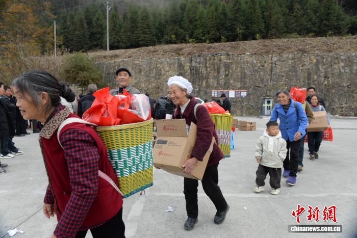 В уезде Фэнган пров. Гуйчжоу началась выплата дивидендов от коллективных хозяйств