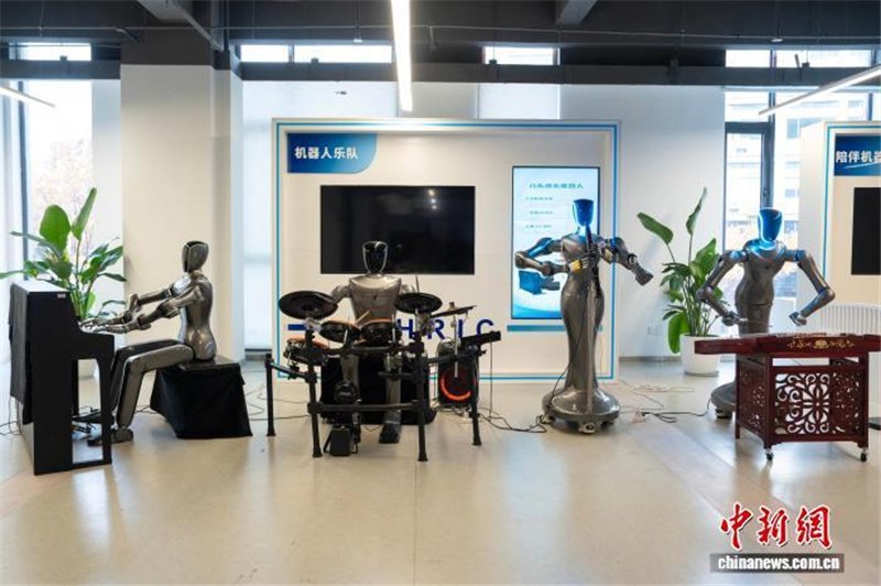 Ансамбль человекоподобных роботов набирает популярность в Ханчжоу