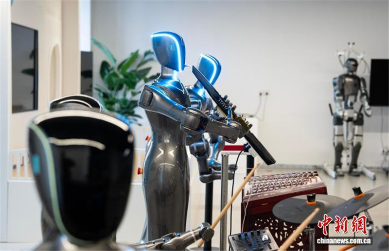 Ансамбль человекоподобных роботов набирает популярность в Ханчжоу