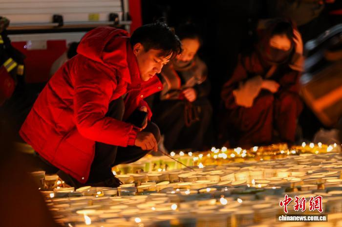 В монастыре Лунъу в Цинхае отметили Праздник зажигания лампад