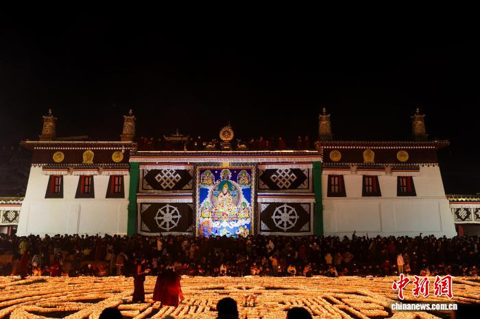 В монастыре Лунъу в Цинхае отметили Праздник зажигания лампад