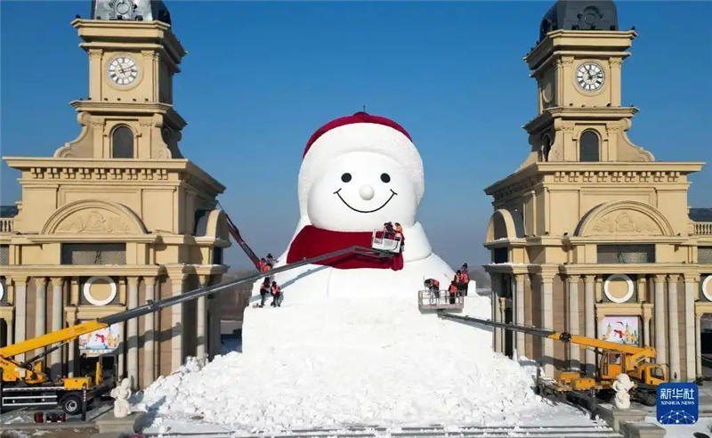 Обновленный городской снеговик строится в Харбине