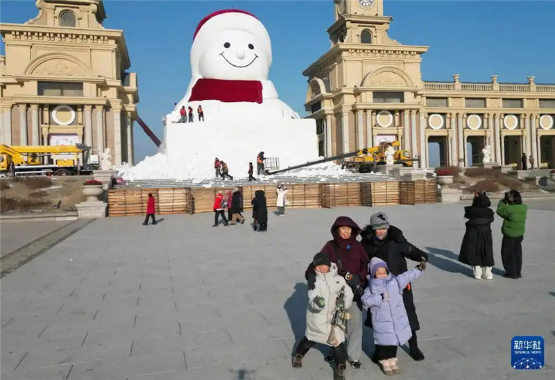 Обновленный городской снеговик строится в Харбине