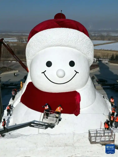 Обновленный городской снеговик строится в Харбине