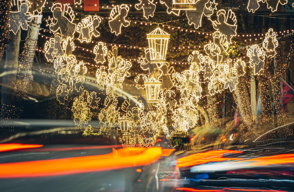 В Тбилиси зажгли главную новогоднюю елку и открыли "новогоднюю деревню"