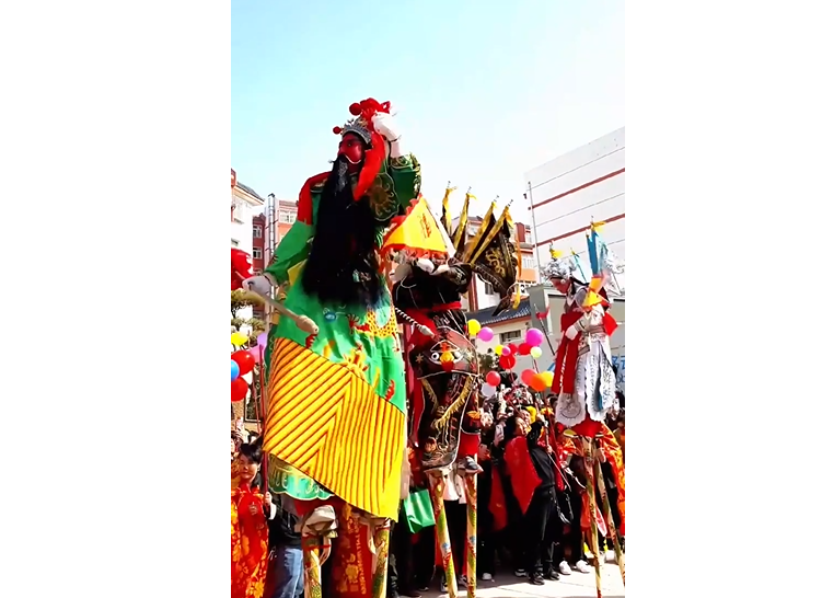 Ходьба на ходулях в Китае