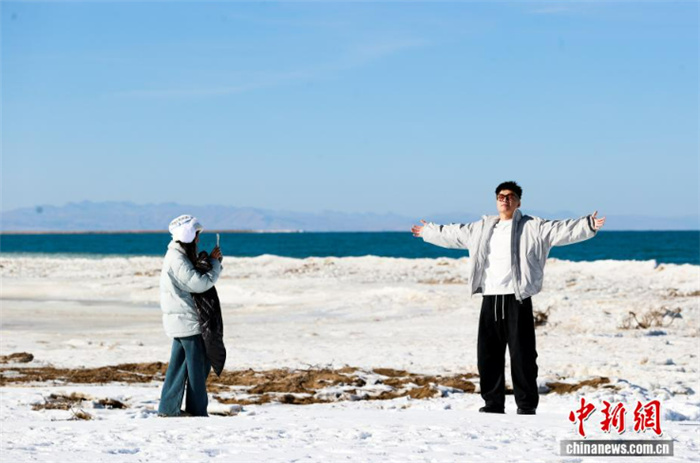 Редкое зимнее выталкивание льда на берег привлекло туристов на озеро Цинхайху