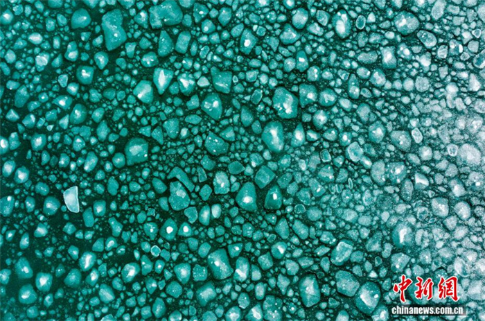 Редкое зимнее выталкивание льда на берег привлекло туристов на озеро Цинхайху