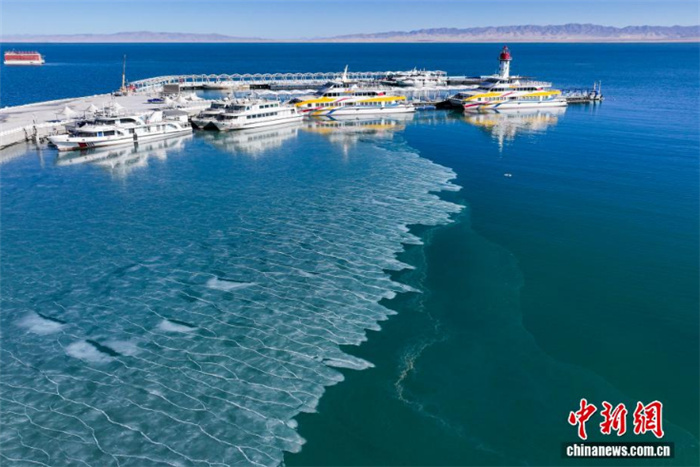 Редкое зимнее выталкивание льда на берег привлекло туристов на озеро Цинхайху