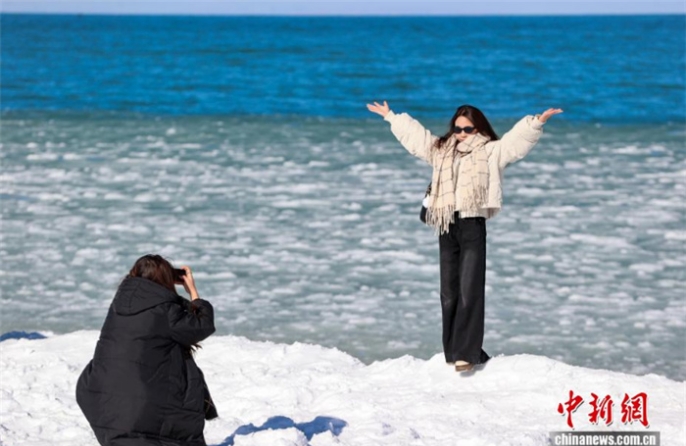 Редкое зимнее выталкивание льда на берег привлекло туристов на озеро Цинхайху
