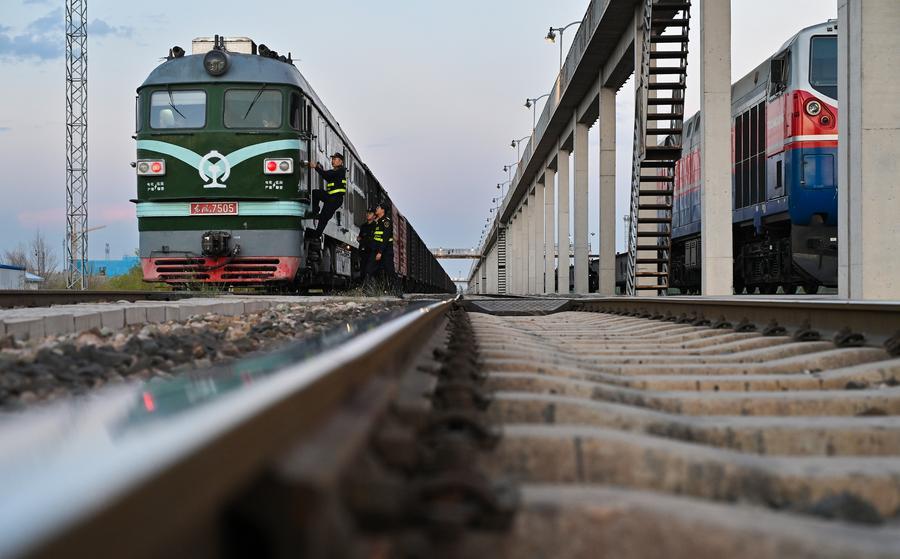 За первые 11 месяцев 2025 года внешнеторговый оборот Синьцзян-Уйгурского АР вырос на 14,1 проц.