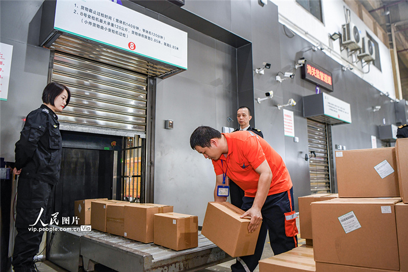 В первый день запуска особого таможенного режима через аэропорт Мэйлань в Хайкоу вывезли первую партию льготных товаров